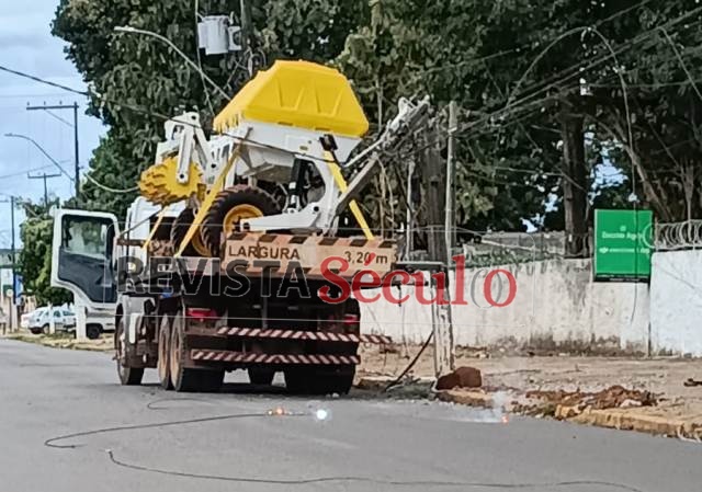 Caminhão derruba fiação elétrica ao transportar máquina agrícola em Vilhena