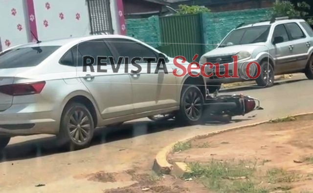 Colisão entre carro e motocicleta deixa mulher ferida em Vilhena/RO