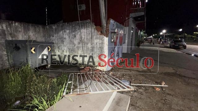 Caminhão quebra poste e deixa fiação solta m frente ao Park Shopping