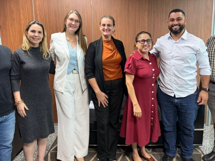 Gislaine Lebrinha acompanha demandas da educação em agenda no CPA, em Porto Velho