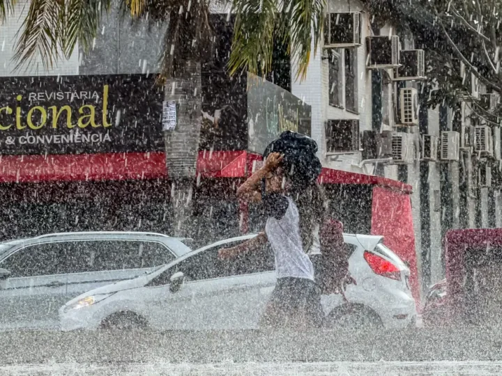 DF e 10 estados têm alerta laranja de chuva neste sábado