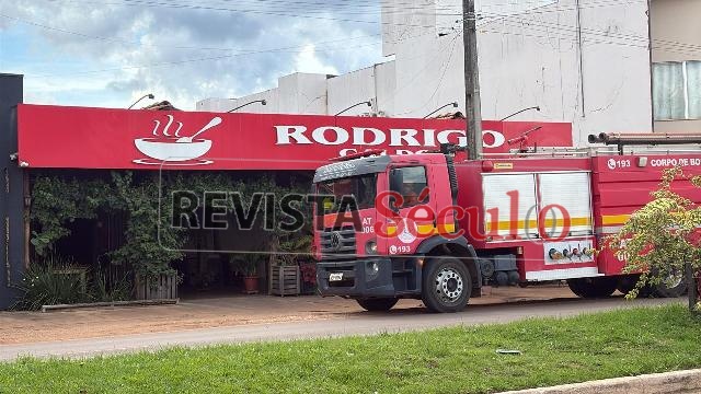 Bombeiros atendem incêndio em lanchonete da BR-174