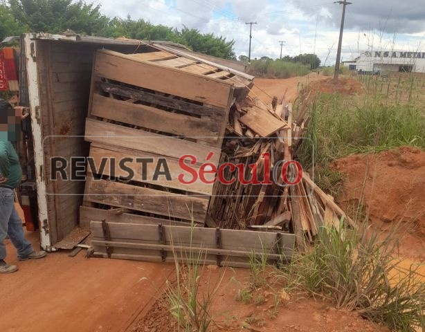 Caminhão tomba entre os setores 12 e 13 em Vilhena