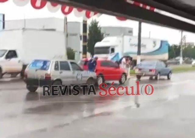 Colisão envolve três carros na BR-174 em Vilhena