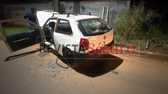 Discussão entre casal termina em colisão contra poste e confusão na avenida Brigadeiro Eduardo Gomes