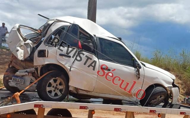 Carro é fechado na BR-364, capota e cai próximo a rio; família sobrevive e chama de milagre