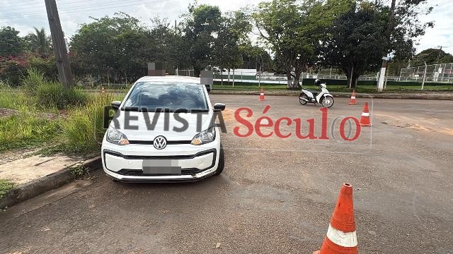 Colisão entre carro e motoneta deixa mulher ferida em cruzamento de Vilhena