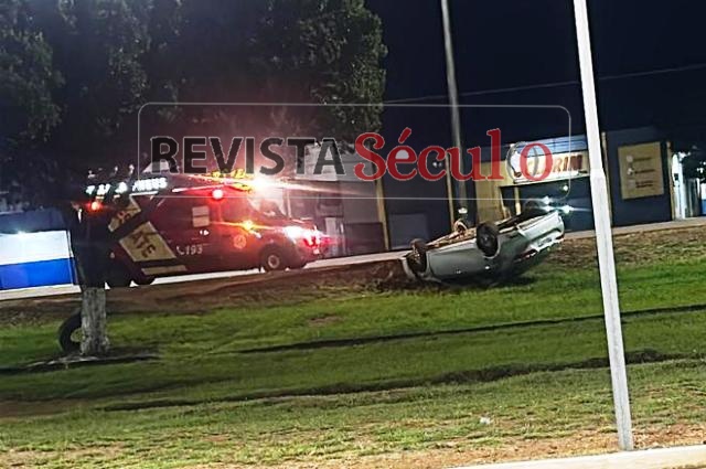 Carro capota na BR-364 e vai parar no canteiro central em Vilhena