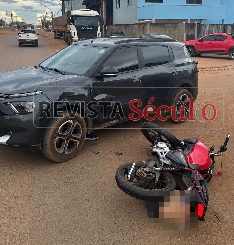 Colisão entre carro e motocicleta é registrada em entroncamento de avenida, em Vilhena