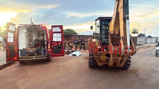 TRAGÉDIA: motociclista morre ao colidir contra retroescavadeira e câmeras flagram em Vilhena