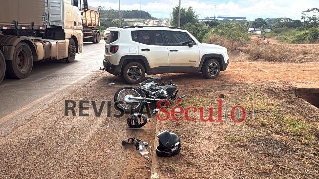 Carro e moto colidem na BR-364 e dois se ferem em Vilhena
