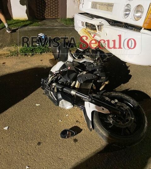 Motociclista cai, se arrasta com moto e acerta caminhão parado em Vilhena
