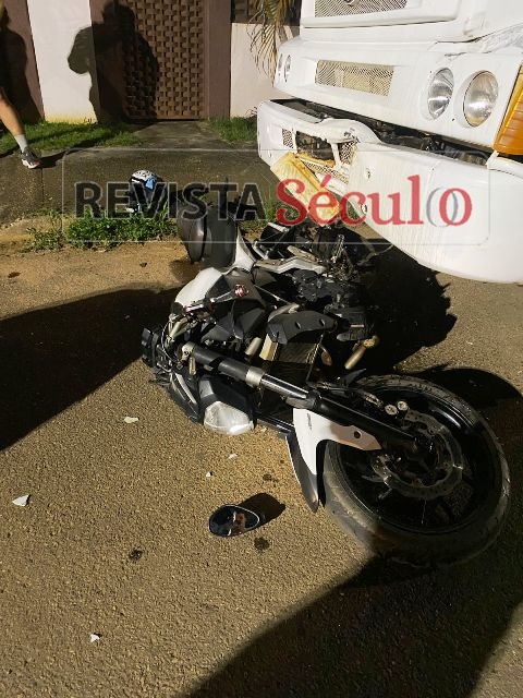 Motociclista cai, se arrasta com moto e acerta caminhão parado em Vilhena