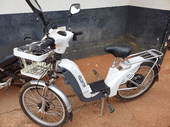 Bicicletas elétricas são furtadas em frente a escola no centro de Vilhena