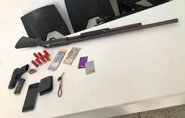 Dupla é presa pela polícia, moto é recuperada e arma apreendida em Campo Novo de Rondônia