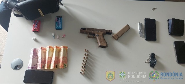 Polícia Militar realiza abordagem em Adega, prende quatro pessoas e aprende arma de fogo e drogas em Vilhena