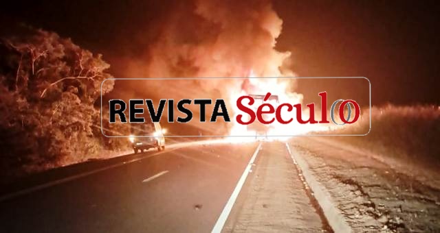 Carreta carregada com latas de aerossol pega fogo na BR-364 e mobiliza bombeiros e PRF