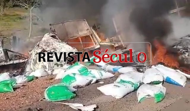 Colisão frontal entre carretas termina em incêndio e deixa morto carbonizado na BR-364