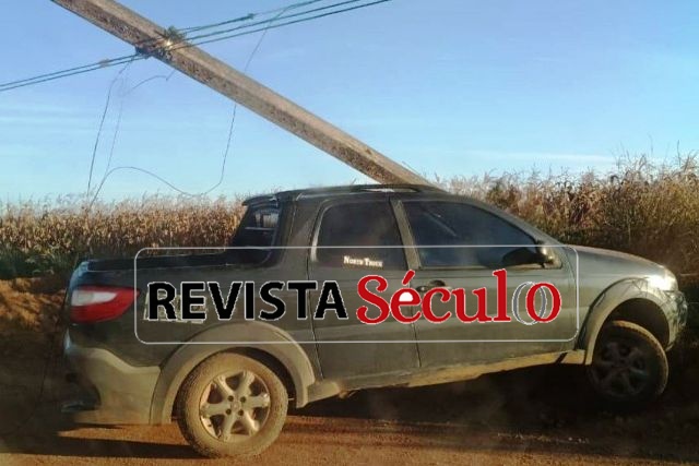 Picape se envolve em colisão contra poste na área rural de Vilhena