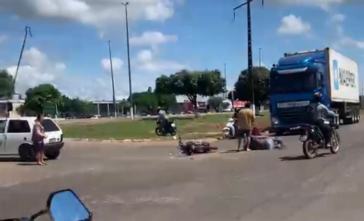 Comerciante fica gravemente ferido após colisão entre moto e carro em avenida movimentada de Vilhena