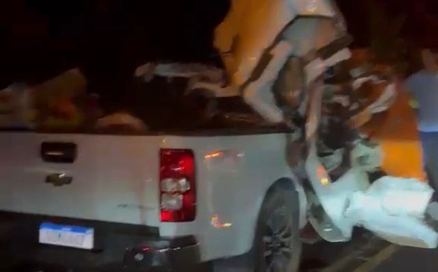 Tragédia na RO-479: pai, mãe e dois filhos morrem após camionete atingir traseira de caminhão em Rolim de Moura