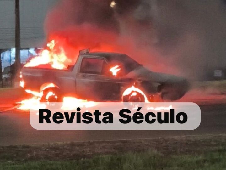 Saveiro pega fogo durante trajeto em rotatória da BR-364 em Vilhena