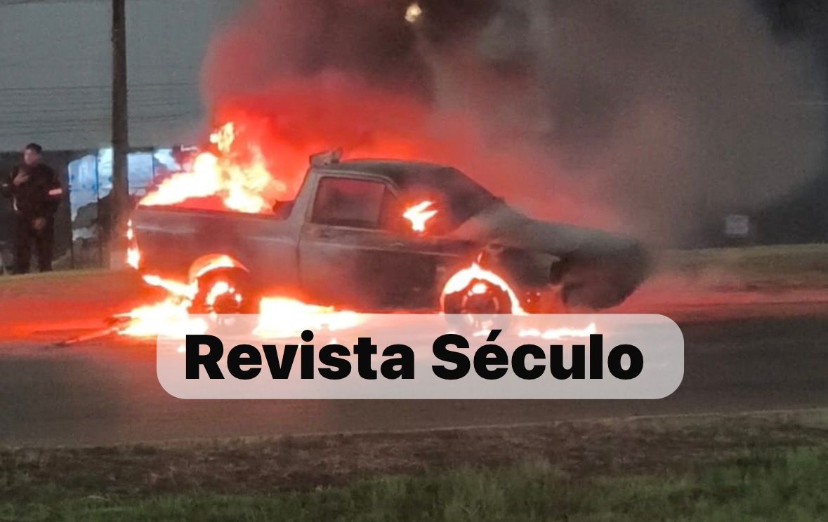 Saveiro pega fogo durante trajeto em rotatória da BR-364 em Vilhena