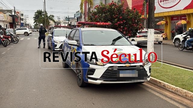Acidente entre carro e bicicleta elétrica deixa vítimas feridas no centro de Vilhena