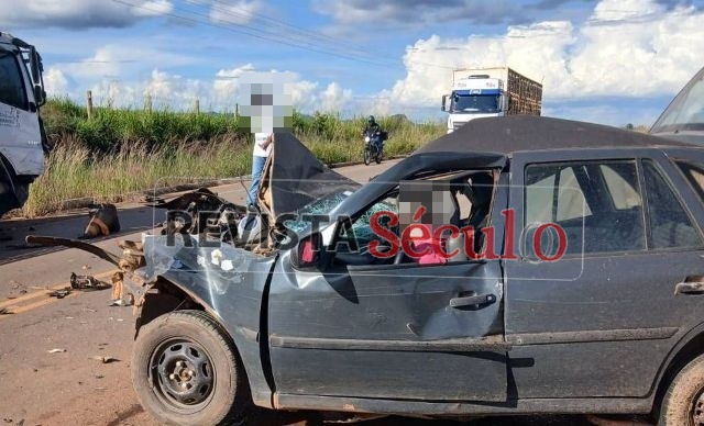 Colisão frontal deixa motorista preso nas ferragens na zona rural de Corumbiara