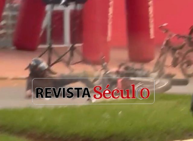 Em Vilhena, mulher acaba gravando momento de acidente entre carro e moto