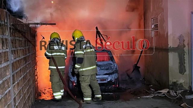 Em Vilhena, incêndio criminoso destrói automóvel e bicicletas e atinge residência