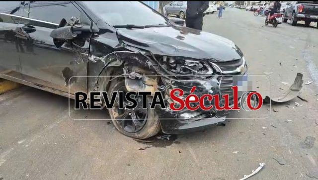 Camionete e carro colidem na área central de Vilhena e danos materiais são constatados