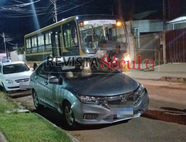 Ônibus escolar colide contra carro estacionado em via pública de Vilhena