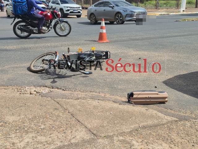 Colisão entre carro e moto deixa ferido no Centro de Vilhena