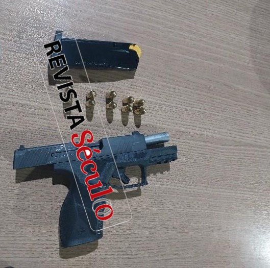 Homem é preso após ameaçar ex-companheira e polícia localizar pistola carregada dentro de residência