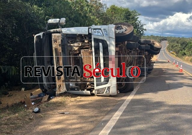 VILHENA – Caminhoneiro morre após tombamento de carreta carregada de soja na BR-364