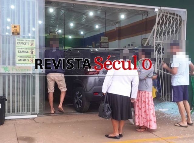VILHENA – Carro atravessa fachada de supermercado após falha durante manobra