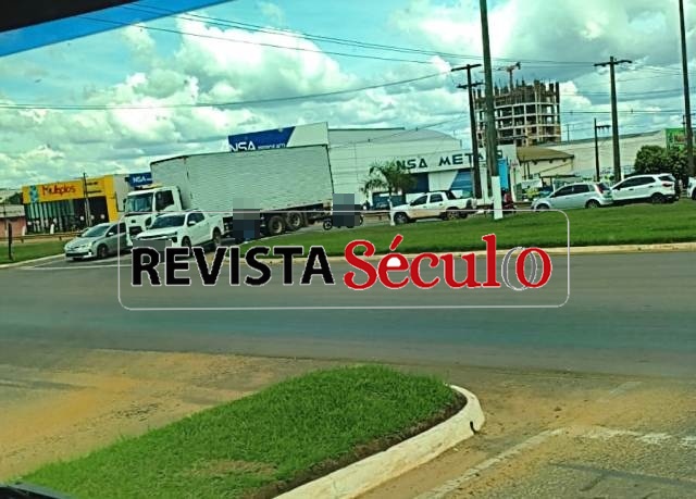 VILHENA – carro e caminhão colidem em rotatória da BR-364