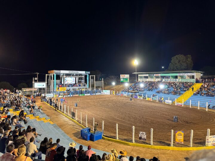 Emoção e tradição marcam a abertura do rodeio na 38ª Expocol em Colorado do Oeste