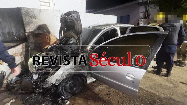 VILHENA – Peugeot 207 é destruído por incêndio durante a madrugada