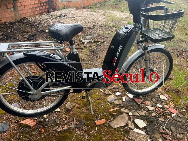 VILHENA – Bicicleta elétrica é encontrada abandonada em terreno baldio e pode ser produto de furto em Vilhena