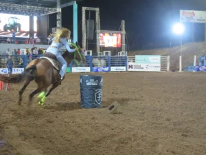38ª Expocol abre competições da Prova dos Três Tambores na arena principal