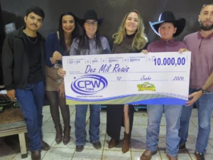 Estudante de 13 anos ganha R$ 10 mil em bingo da Expocol e divide prêmio com a mãe