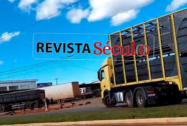 VILHENA – Carreta arranca fiação e derruba poste em semáforo na BR-174