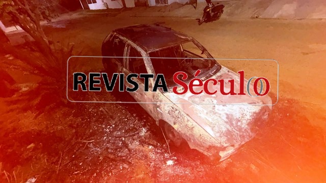 VILHENA – Carro é destruído por incêndio no Orleans