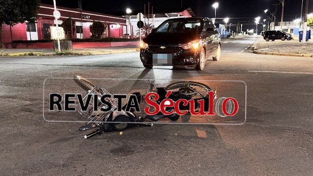 VILHENA – Ciclista fica ferida após colisão com carro em cruzamento no Centro