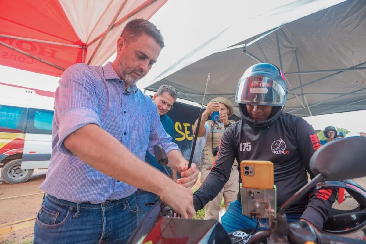 Motociclistas receberão capacete e antena corta-pipa em ação da Prefeitura