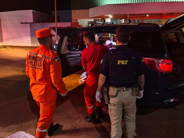 Bebê nasce dentro de viatura da PRF durante auxílio à gestante na BR-425, em Guajará-Mirim