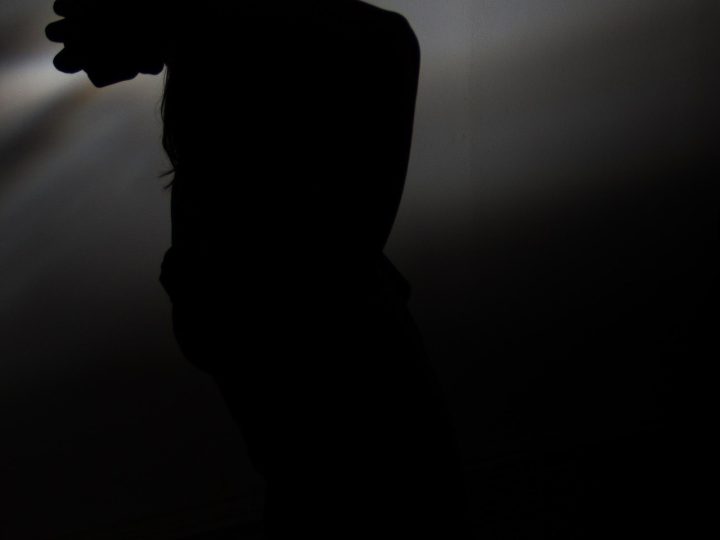 Homem de 31 anos é esfaqueado no tórax por dois indivíduos dentro de residência